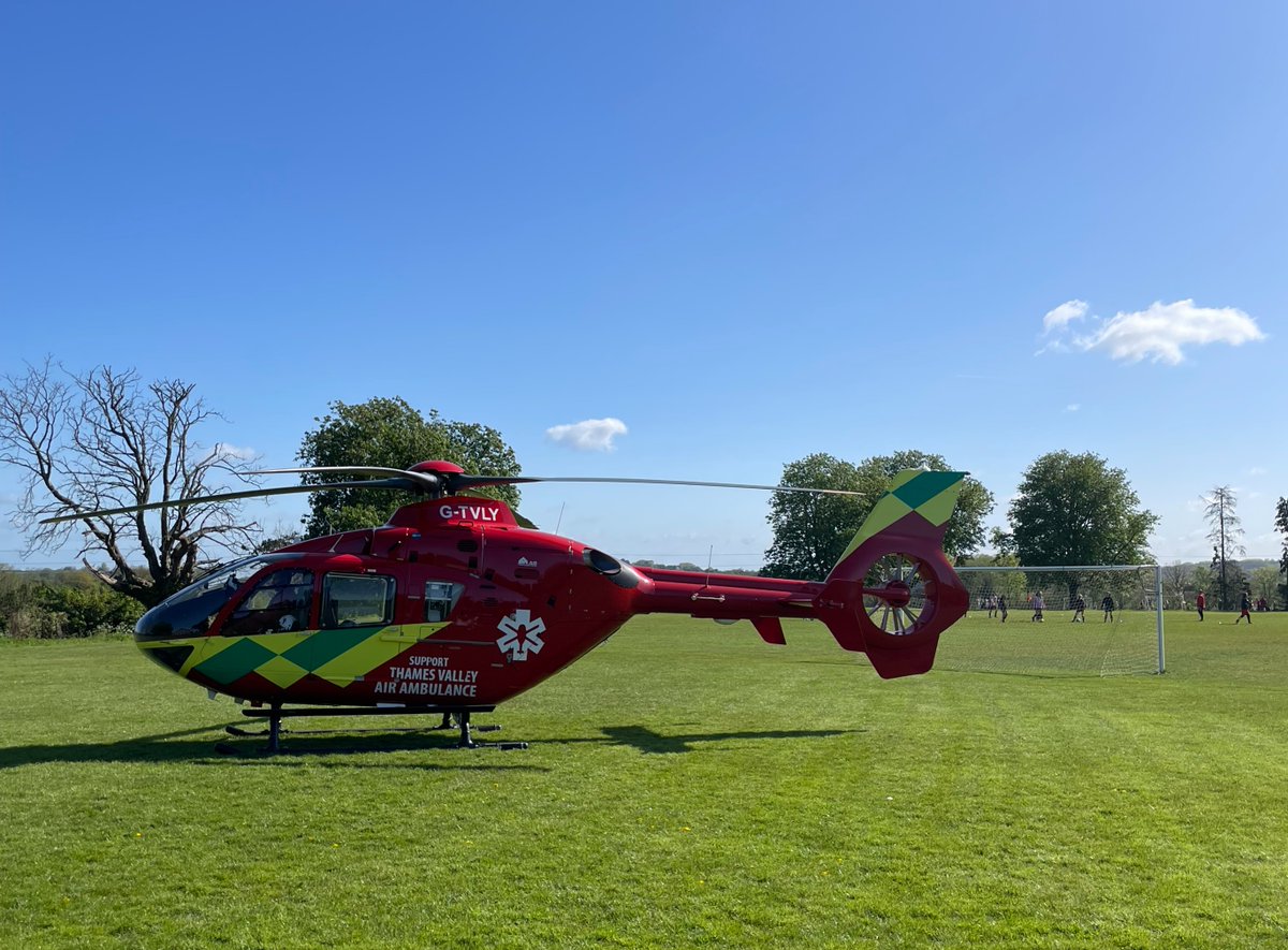 This morning, officers from ICR, NHPT and Armed Response assisted colleagues from @SCAS999 with a medical emergency which occurred during the ParkRun in North Oxford. We are glad to report the male is now conscious and with medical staff at hospital.