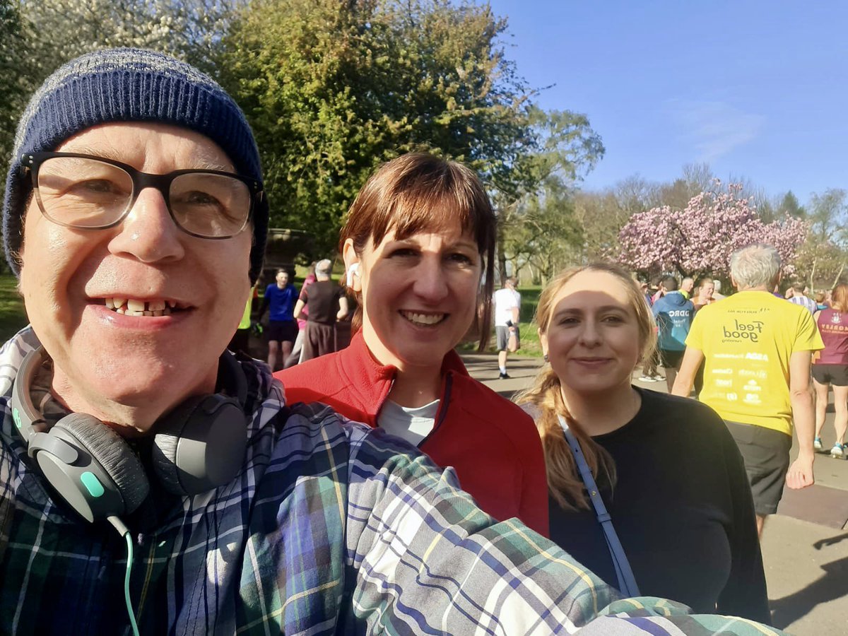 Blue skies in Armley this morning for the Armley Park Run with local councillors @AndyParnham1965 and @Alice_Smart. Wonderful to see so many people there!