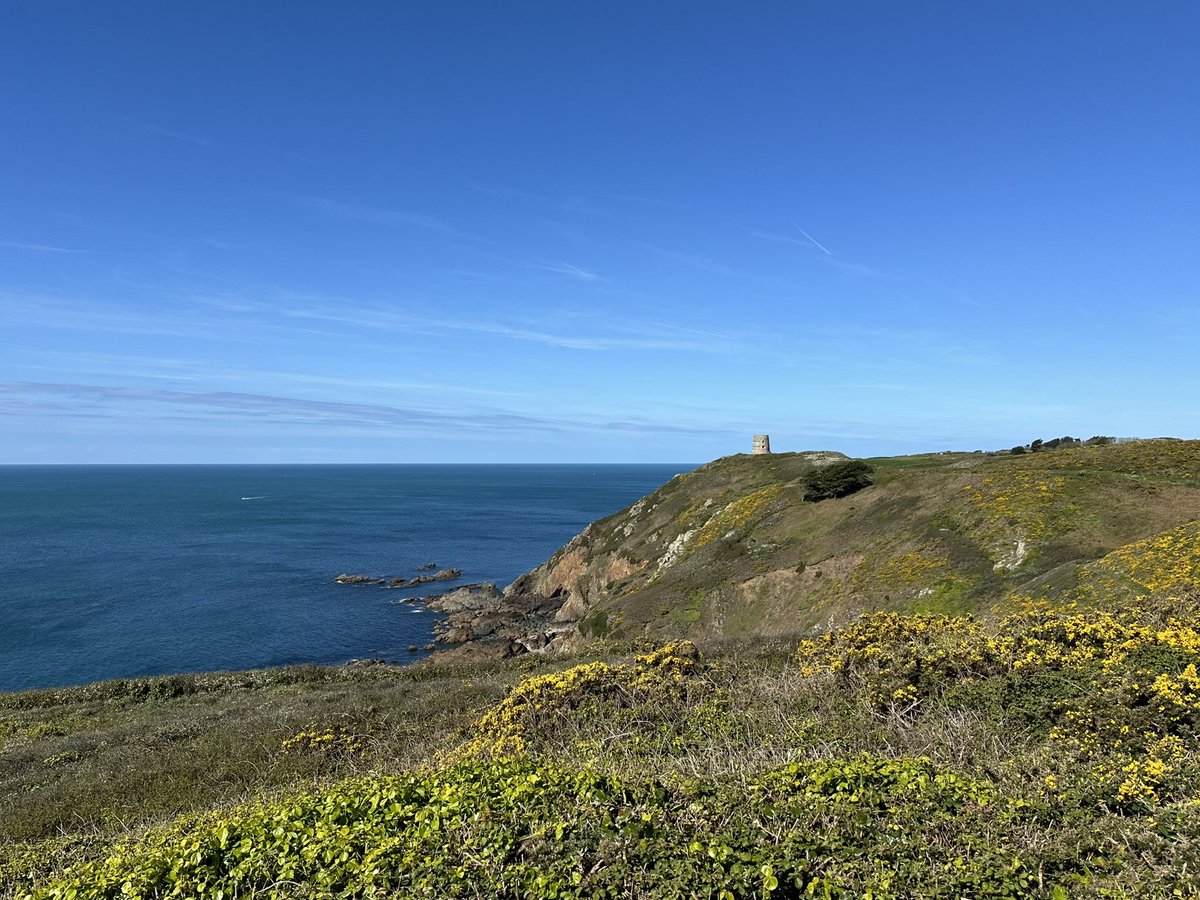 If you listened to the September 1940 edition of the @IslandsAtWar podcast this is La Corbiere. The area on the cliffs where Captain John Parker climbed to the top in darkness and fell into a trench where he was captured.