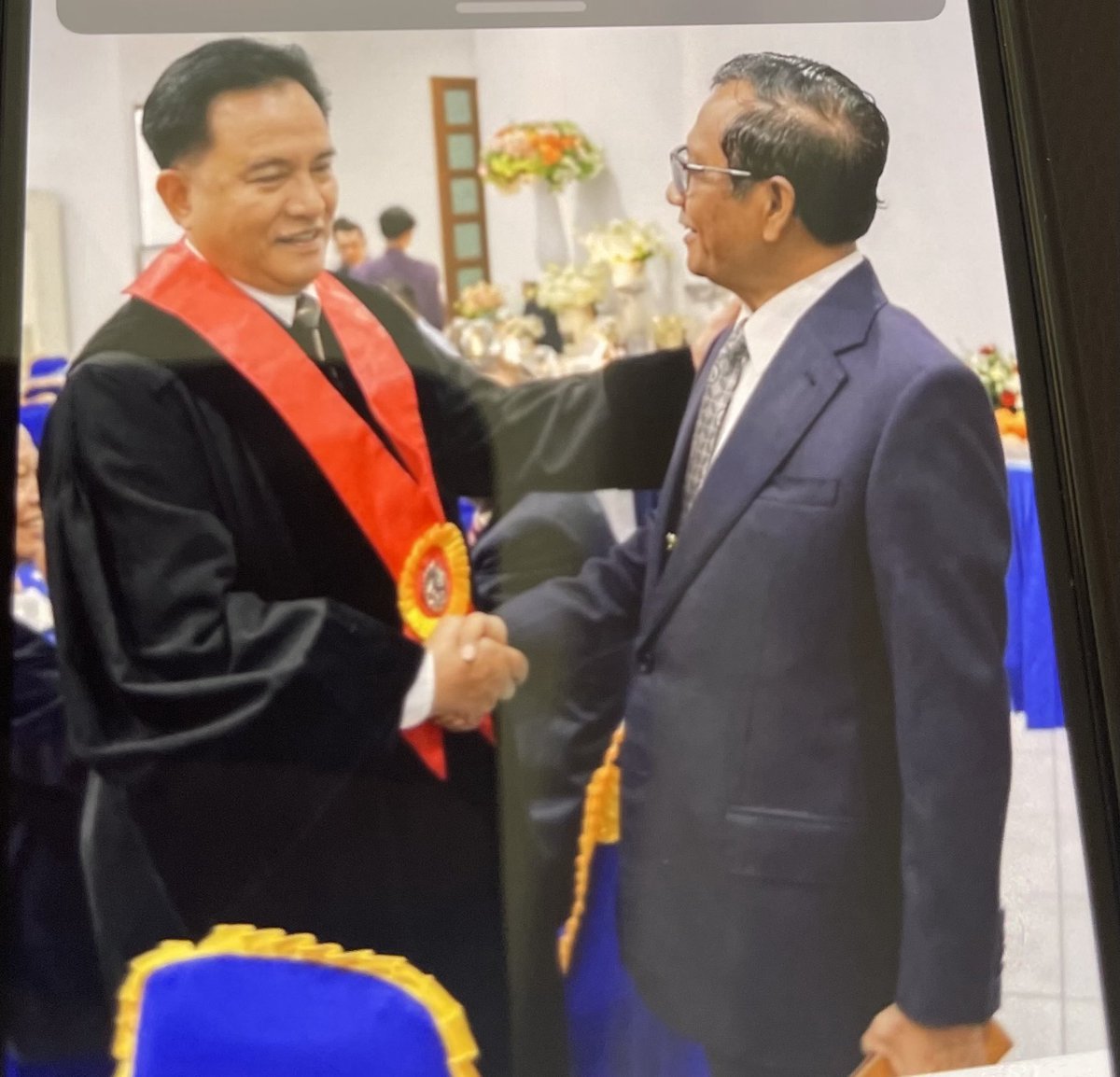 Tadi ketemu Pak Yusril (YIM) di Undip. Kami bersahabat sejak lama. Saat Pak YIM jd Menkumdang era Gus Dur, pernah meminta sy menjadi calon hakim agung yg akan diusulkan Pemerintah. Tp tak jadi krn waktu itu sy baru berusia 42 tahun. Syarat hakim agung saat itu minimal 50 thn,