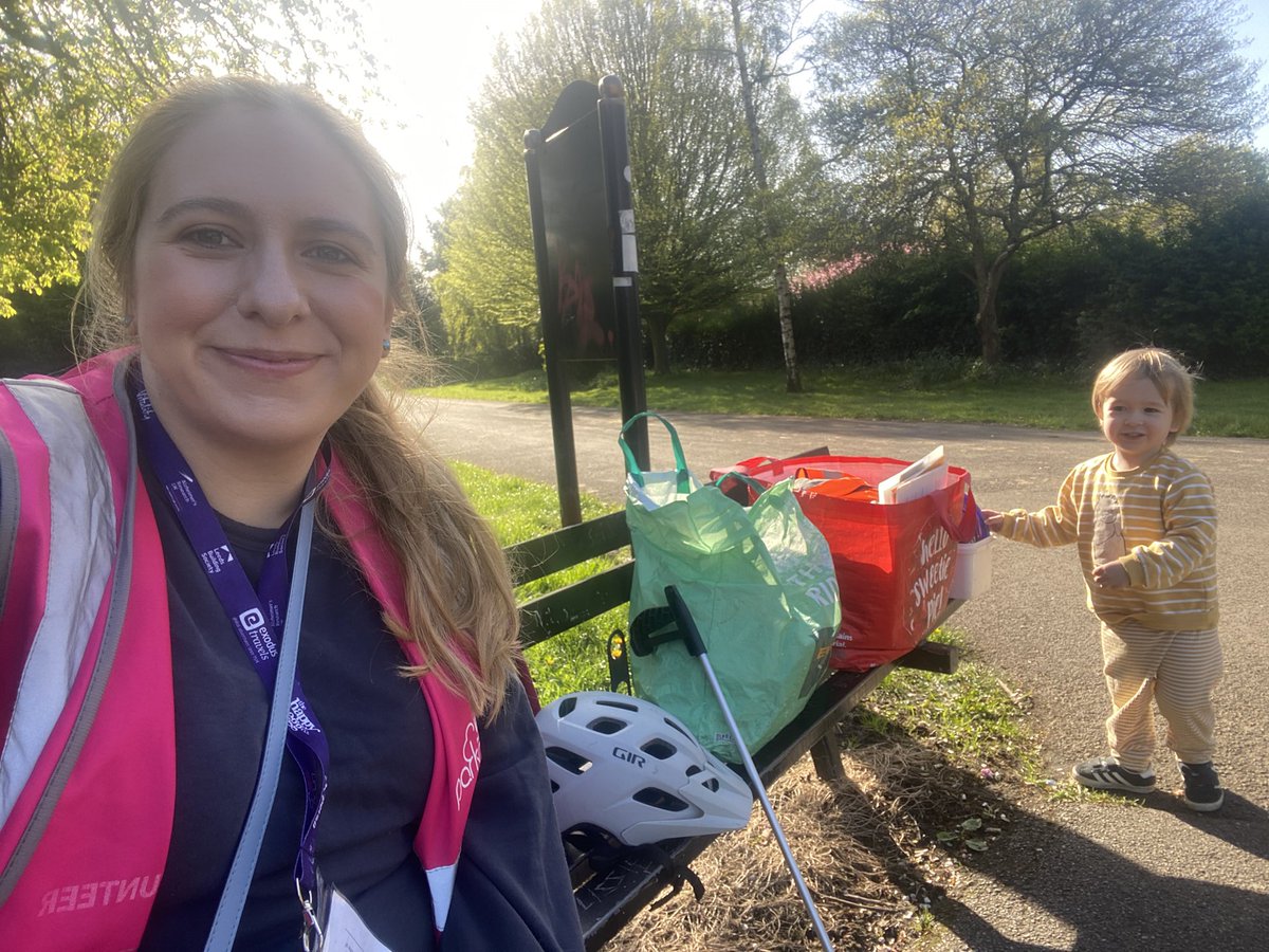 Sunshine in #Armley this morning ☀️ Out with my little helper marshalling the @parkrunUK. Well done to everyone who took part!