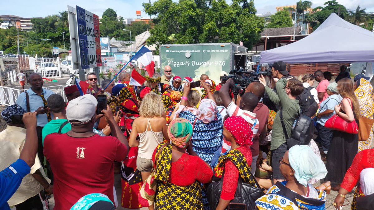 mayottela1ere's tweet photo. ⚡️Marine Le Pen à #Mayotte.
Ce samedi après-midi, elle sera reçue par le président du conseil départemental Ben Issa Ousseni, elle ira aussi à la rencontre des habitants de Cavani dans la commune de Mamoudzou.
@MLP_officiel #Lepen 
👉🏼https://t.co/DlLcsvlngl https://t.co/nPiU3rFcE8