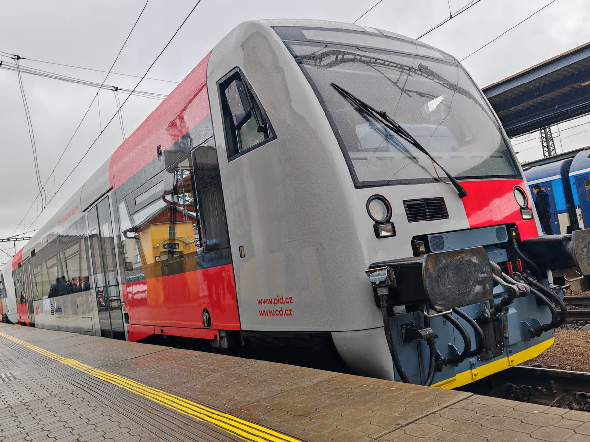 👌🏼Tohle bude jezdit na Sedlčansku, místo těch muzejních exponátů, co jezdí teď. RS1 od Stadleru, 70 míst k sezení, nízkopodlažní, klimatizovaný s informačním systémem, toaletou a prostorem pro kočárky. Jezdit bude od léta (cca červenec-srpen) na trati Sedlčany - Olbramovice,