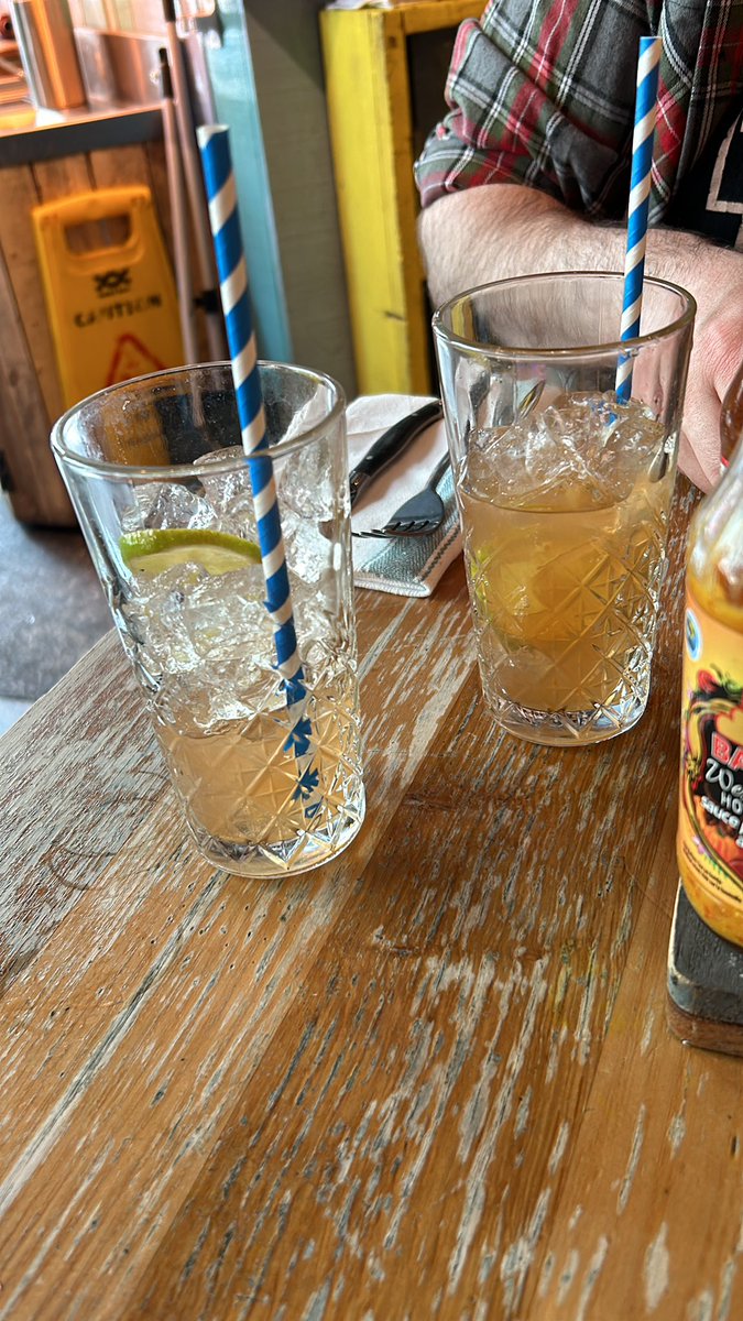 vikkibell86's tweet photo. Starting playoffs with boozy brunch #pofw https://t.co/QxM39Xv3fY