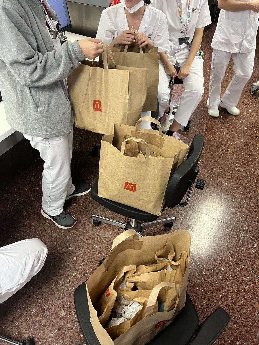 ramonchugh's tweet photo. Ayer en la guardia, una paciente nos trajo al servicio de urgencias 30 cheeseburger y otras no se cuántas hamburguesas solo carne del McDonald como agradecimiento al buen trato recibido.

Spoiler: VOLARON https://t.co/h16PtCBxTV