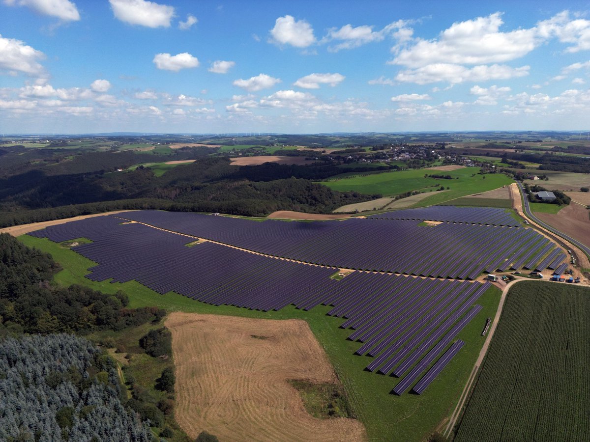 🌞 Größter #Photovoltaik-Park in #RLP eröffnet 🔋 Mit 200 Megawatt wird Solarpark in Eifel erheblichen Teil d. regionalen #Energie liefern & CO2-Emissionen reduzieren. 😎 Bei Einweihung war Staatssekretär im Ministerium für Klimaschutz, Umwelt, Energie & Mobilität, Michael Hauer.
