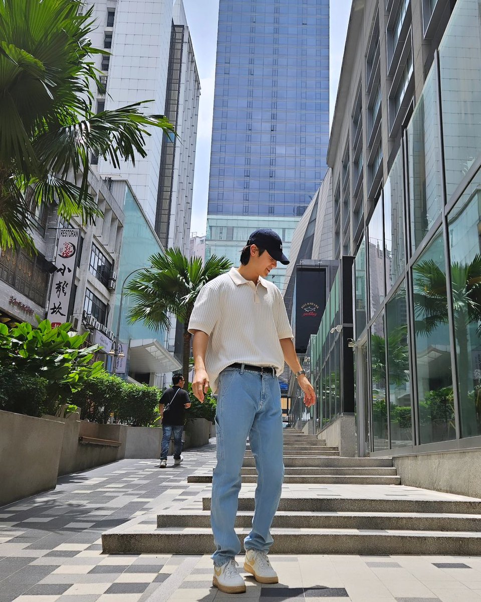 msiakpopfans's tweet photo. CNBLUE lepak BB mengopi sebelum konsert hari ni~ 😊☕

Siap ootd lagi! 📸✨✨

Kpop idols kalau datang Malaysia sememangnya bebas berjalan-jalan di tengah bandar macam ni tanpa gangguan. 👍

Source:
🔹 IG | leejungshin91
🔹 IG | mr_kanggun

#CNBLUE #씨엔블루 #CNBLUENTITY #CNBLUENTITYinKL #CNBLUEinKL