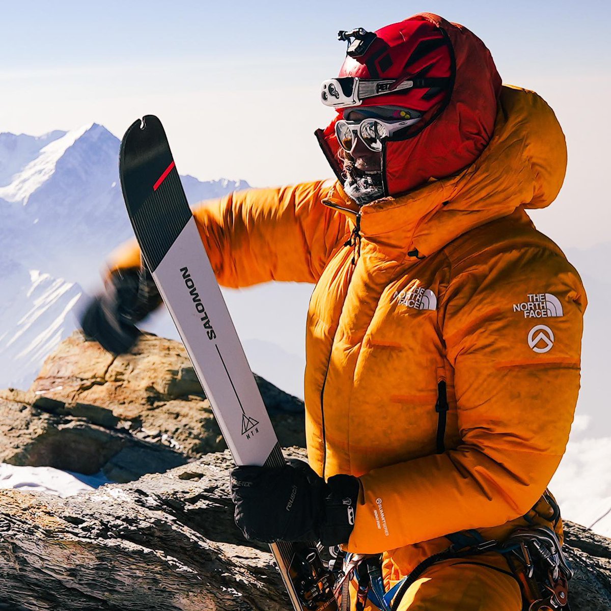 🚨🏔Dans quelques semaines en Himalaya, le grimpeur Bartek Ziemski tentera de gravir sans oxygène et de descendre à ski le Kangchenjunga, troisième montagne la plus haute de la terre. Note : ce possible exploit serait une première ! Bon courage Bartek, et à très vite! #alpinisme
