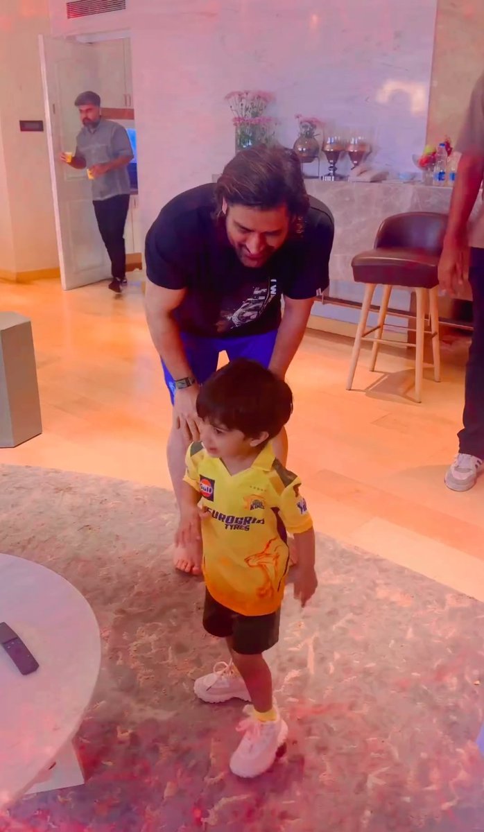 MS Dhoni with Shivam Dube's son Ayaan 😍💛🥳 #MSDhoni #WhistlePodu