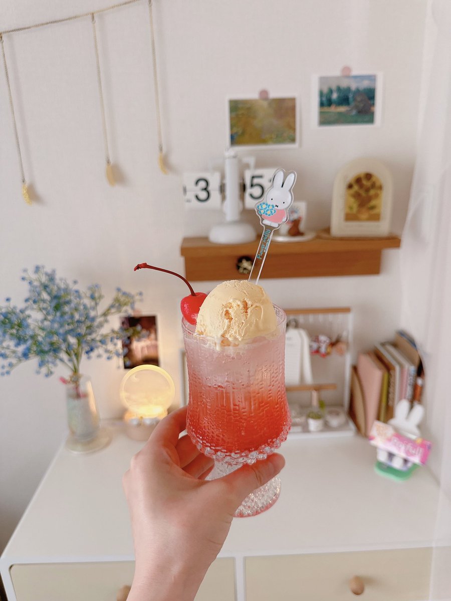 aoiroom2's tweet photo. 春のクリームソーダ🍓
いつもと違う色も可愛いなぁ。

ウィルキンソンに��ちごのかき氷シロップ混ぜただけ🍧
さくらんぼも乗せてみたら可愛さ増した気がする♡ https://t.co/LUkNi3Zgai