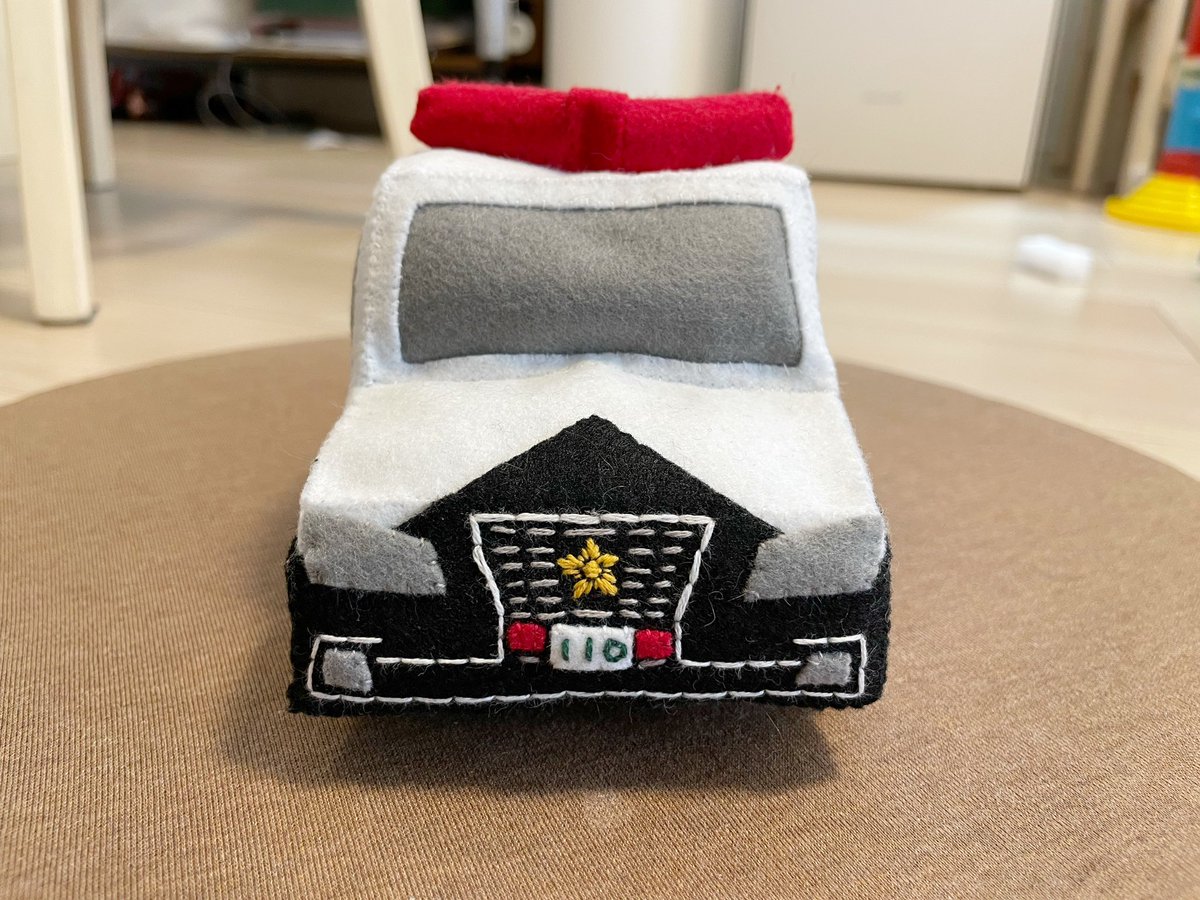 jmyukari's tweet photo. パトカーできた！
気に入った物がなかなか世間に無いので、自分でこだわりの一品を作りました
特にこだわったことは
ホイール、愛知県警パトカーの「POLICE」の美しい書体、タイヤに厚みを出したこと、赤色灯をV字にしたこと、型崩れしないように仕掛けを施したこと、裏に息子の名前を入れたこと、窓を https://t.co/Ec4H0KY3So