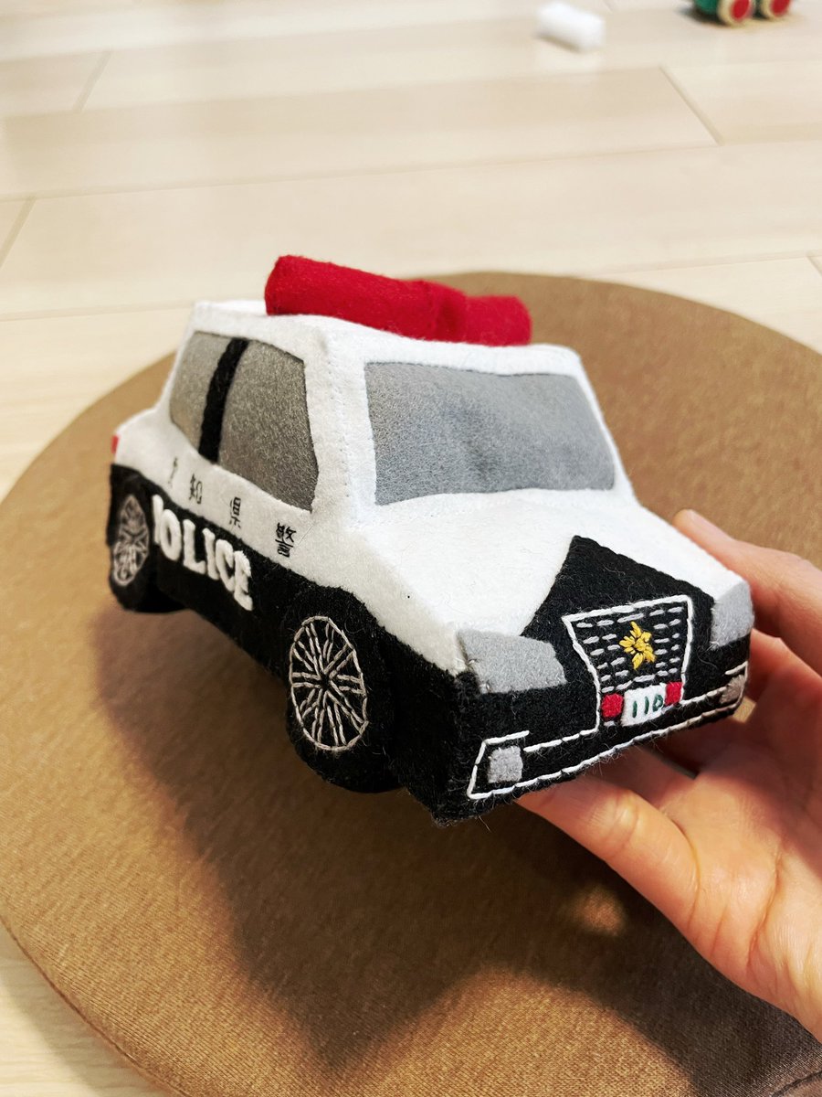 jmyukari's tweet photo. パトカーできた！
気に入った物がなかなか世間に無いので、自分でこだわりの一品を作りました
特にこだわったことは
ホイール、愛知県警パトカーの「POLICE」の美しい書体、タイヤに厚みを出したこと、赤色灯をV字にしたこと、型崩れしないように仕掛けを施したこと、裏に息子の名前を入れたこと、窓を https://t.co/Ec4H0KY3So