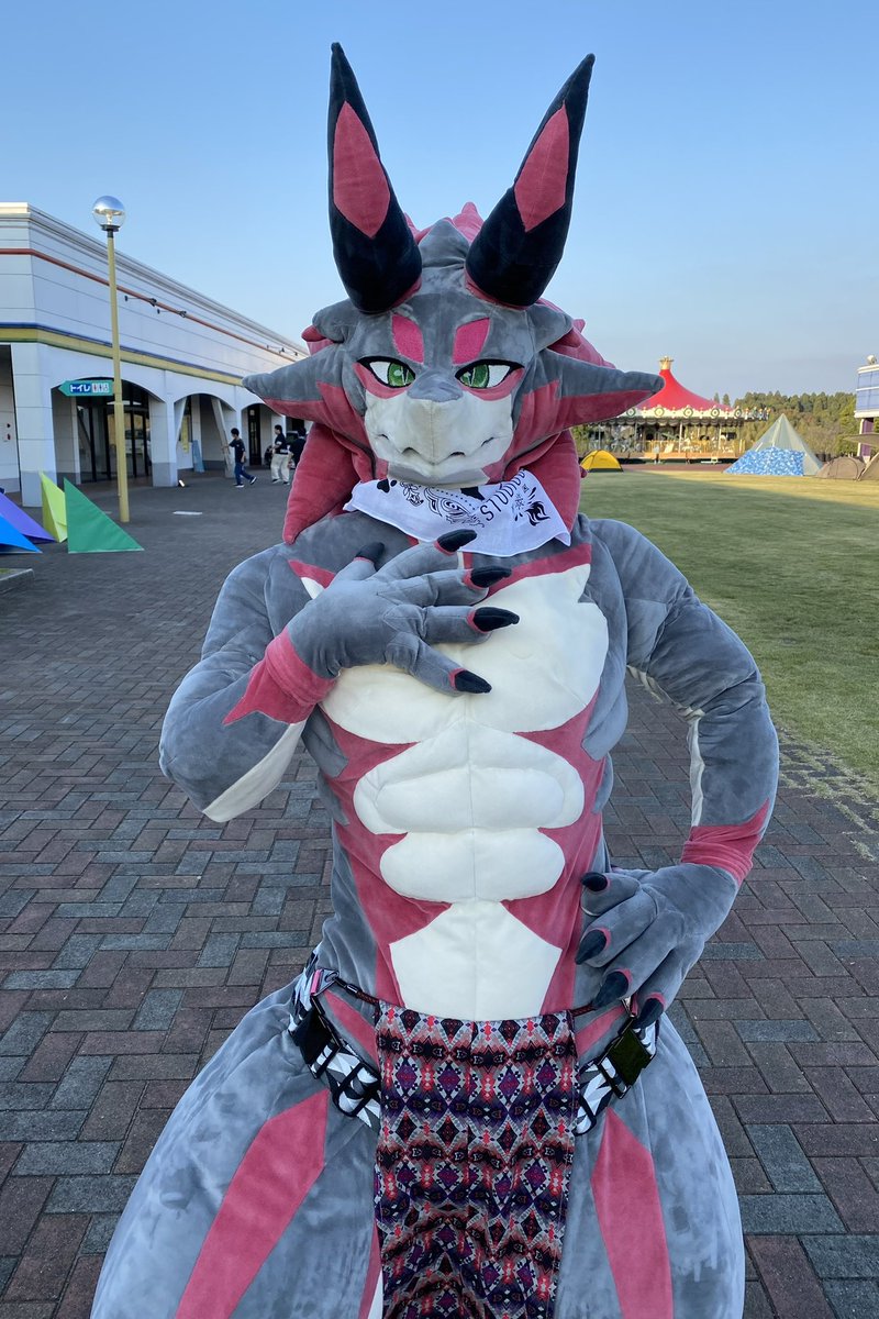 migawari_poko's tweet photo. ロズくん(@drawg_t )
胸板の厚みと後頭部のボリュームがとにかくすっごい…!
めっちゃかっこよくて会えて良かった!
#STUDIO643
#着ぐるみ300匹でmela踊ってみた https://t.co/MyAZxctjWj