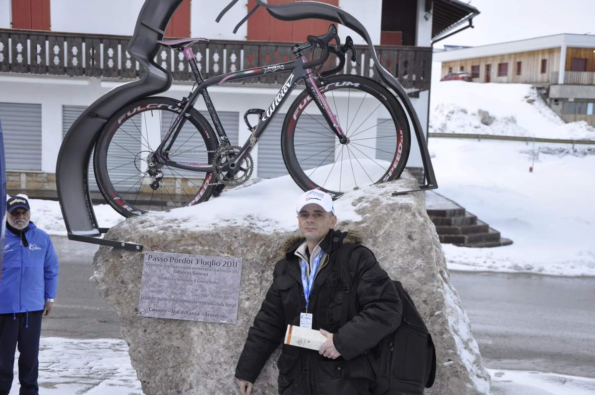 Równo 12 lat temu. Przełęcz Passo Pordoi, gdzie kończył się etap i wyścig Giro del Trentino. Zamarzłem razem z @adamprobosz a co dopiero kolarze mieli powiedzieć? Kolarstwo to epicki sport ‼️