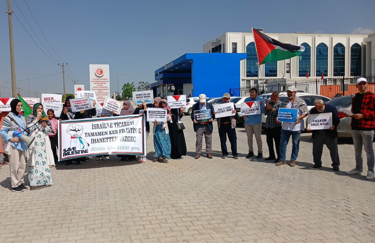 📍Malatya Malatya'da arkadaşlarımız Filistin direnişinin sesini yükseltmek, işbirlikçileri ifşa etmek ve 'Kısıtlama Yetmez Ticareti Tamamen Kes' demek için Ticaret Bakanlığı İl Müdürlüğü önünde toplandı.
