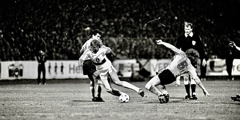 #OTD 1989. UEFA Cup semi-final, 2nd leg. Dynamo Dresden vs VfB Stuttgart. Stuttgart striker Jürgen Klinsmann tries to evade the challenge of Matthias Sammer. The match finishes 1:1 & Stuttgart go through to the final 2:1 on aggregate.