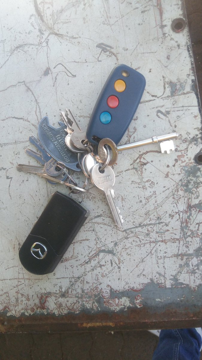 #Ukhozifmtop20 @Njinjiwami @ukhozi_fm Sizani lost and found someone left these keys from Katlehong to Germiston