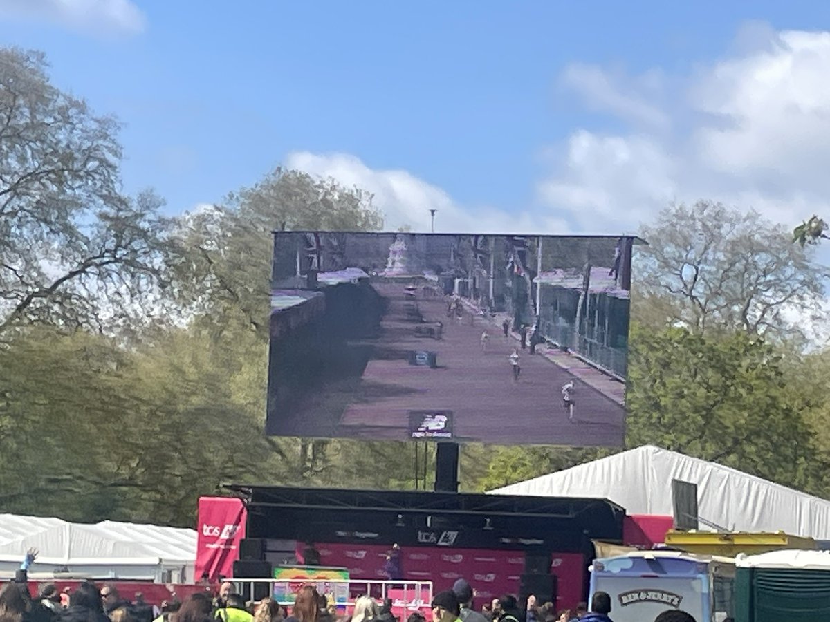 Apparently there’s @LondonMarathon races tomorrow as well…but a big shout to everyone involved for today’s children’s’ races. Brilliant to be in the sun in a busy St James’ Park trying to spot my daughter and her pals. Well done #London @theroyalparks 🎉👍😊 ☀️