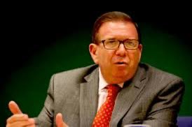 pburelli's tweet photo. CON EDMUNDO GANA VENEZUELA Y GANA EL MUNDO

Pedro M. Burelli

Con otra jugada genial, se mantiene la presión máxima sobre un régimen criminal e indolente, detestado por la casi totalidad del país y despreciado por el mundo democrático.

El Embajador Edmundo González Urrutia es la antítesis del politiquero venezolano; el polo opuesto de la ramplonería roja que nos ha secuestrado el presente y el futuro. Hombre bueno, serio e inteligente, diplomático de carrera, siempre ha representado a Venezuela con dedicación y dignidad. Prestado a la política en tiempos de tiranía, no cambió ni un ápice sus formas o principios.

¿Desconocido? Sí, ¡pero digno de ser conocido! Votar por Edmundo es una decisión fácil. Y es obvio que la unanimidad lograda en torno a él no solo es táctica, sino que responde al anhelo, o ansias, de moralidad y normalidad que se respira en el país y que se reflejó con meridiana claridad el 22 de octubre.

Ahora vendrá la reacción de un régimen que, de nuevo, se tropieza con el ingenio y el deseo de libertad de los venezolanos.

Humillan y subestiman a sus verdaderos opositores sin darse cuenta de que a quien humillan es al país entero.

Pensaron que dividirían a la oposición al exigir que el CNE manejara las primarias de la oposición. La oposición dijo "OK, apóyennos en esa tarea". La reacción de Maduro: disolver el CNE y, después de muchos meses, montar el peor órgano electoral de nuestra historia.

Luego permitieron las primarias, pues estaban seguros de que sus quintas columnas en la oposición contribuirían a que el triunfo de @MariaCorinaYA fuese pírrico, risible. Pero fue aplastante la participación, incluida en zonas otrora chavistas, y más aplastante aún el margen de victoria de quien cosechó años de lucha vertical y coherencia frente a una dictadura narcotizada. La respuesta de Maduro no se hizo esperar: la bufonada del TSJ de intentar eliminar post facto unas primarias que, con más recursos, hubiesen sido un plebiscito. Además, tuvo que reconfirmar la ilegítima inhabilitación de María Corina a un inmenso costo político internacional.

Tampoco vieron venir la brillante jugada de @corinayorisVZLA y, de nuevo, se marcaron un autogol. Tras tanto error, no les quedó más remedio que permitir la inscripción de Edmundo como 'candidato tapa'. Calcularon que ya saldrían de él forzando su renuncia en favor del 'candidato potable'. Y qué duro trabajaron con sus 'aliados' y los luisvicenteleones para doblar voluntades. La decisión unánime en torno a Edmundo es una derrota contundente para estos sinvergüenzas que se han vendido o arrodillado ante la más cruenta y asquerosa tiranía en nuestra historia. Asuman su barranco, señores (sí, son casi todos hombres).

Ahora bien, Maduro y los suyos controlan el aparato represivo y el órgano electoral, y cuentan además con aliados autoritarios que buscarán darle todo el oxígeno posible. Pero del otro lado, los venezolanos contamos con un hombre por el cual podemos votar sin vergüenza, sin taparnos la nariz, sin decir "es lo que hay", sin repetir tonterías como "entonces le vamos a regalar seis años más a Maduro". Vamos hacia una elección que de libre y justa no tiene nada, pero que Maduro perderá, por las buenas y también por las malas. Lo que de ahora en adelante haga para evitar que el pueblo se exprese le costará caro, y la ilegitimidad en la que ha tenido que vivir desde que optó por usurpar el poder el 10 de enero de 2019 será poco para lo que se le viene encima.

Además de agradecerle a Edmundo por su disposición a continuar siendo útil a nuestro país, hay que felicitar a @MariaCorinaYA por su tenacidad, que nos trajo a este momento. También es importante reconocer a muchos dentro de los partidos que conforman la Plataforma Unitaria que no se prestaron a endosar abusos y jugarretas del régimen. Ojalá que en este momento, donde celebramos una decisión unánime, no pasemos la página sobre conductas que hay que repudiar. La impunidad es responsable de mucho de lo que padecemos.