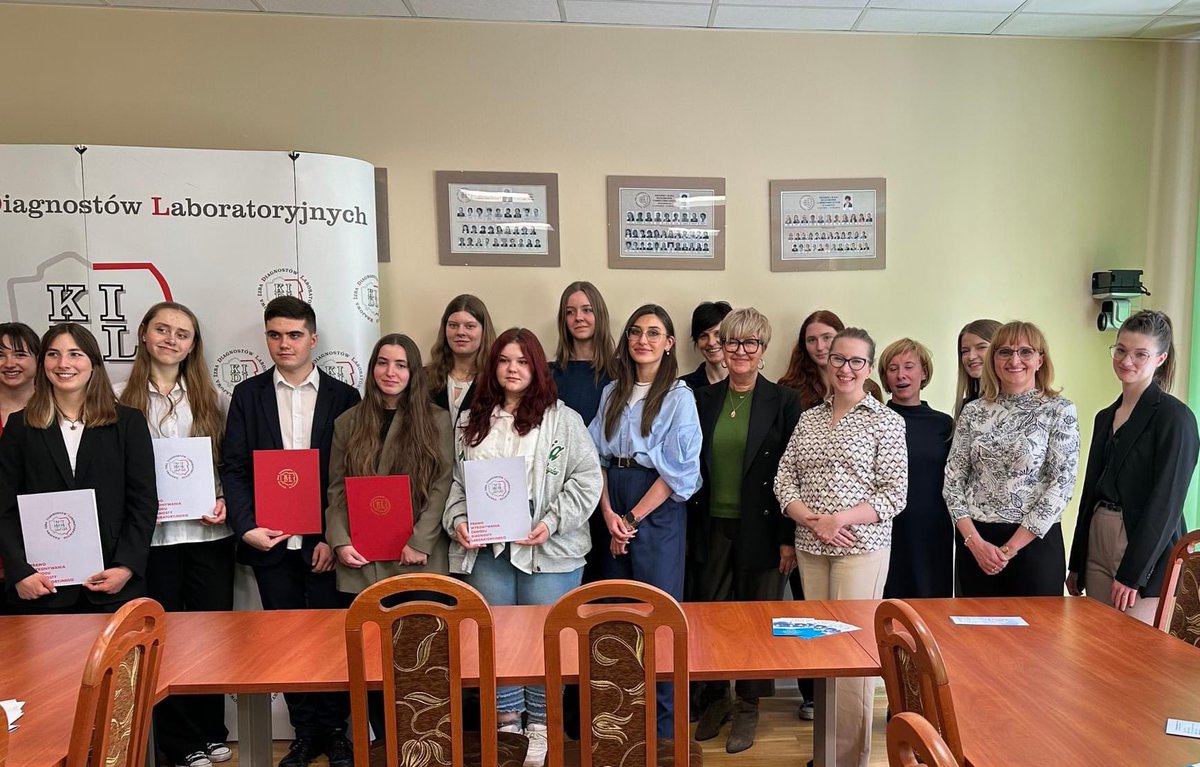 KIDL_Diagnosci's tweet image. ☺️ Wczoraj spotkaliśmy się z dziesięcioma finalistami Ogólnopolskiego Konkursu Wiedzy o Diagnostyce Laboratoryjnej #LabTest, aby sprawdzić ich wiedzę z zakresu chemii klinicznej, genetyki, immunologii, parazytologii oraz biochemii.