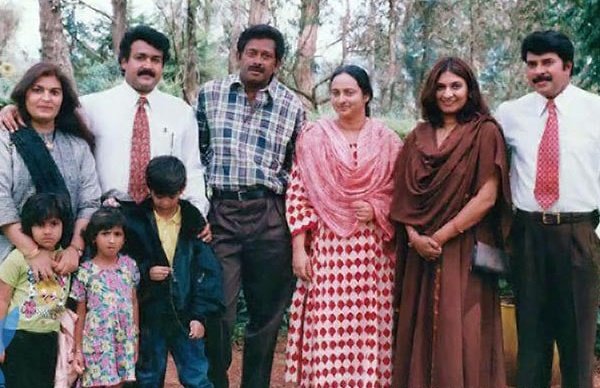MittuNick's tweet photo. വളരെ അപൂര്‍വ്വമായ ഒരു ചിത്രം. മോഹന്‍ലാലും ഭാര്യ സുചിത്രയും മക്കള്‍ പ്രണവും വിസ്മയയും. മമ്മൂട്ടിയും ഭാര്യ സുല്‍ഫത്തും. ഫാസിലും ഭാര്യ റൊസീനയും.. സംവിധായകനും നായകന്മാരും കുടുംബ സമേതം 
#NonstalgiaReloaded #Mohanlal #Mammootty #Fazil #PranavMohanlal #Harikrishnans #SuchithraMohanlal https://t.co/EHWfK3m01s