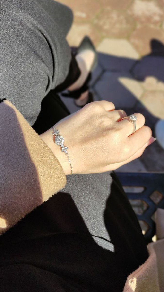 هناك فراغ رغم إزدحام كُل شيء 🖤🥀.