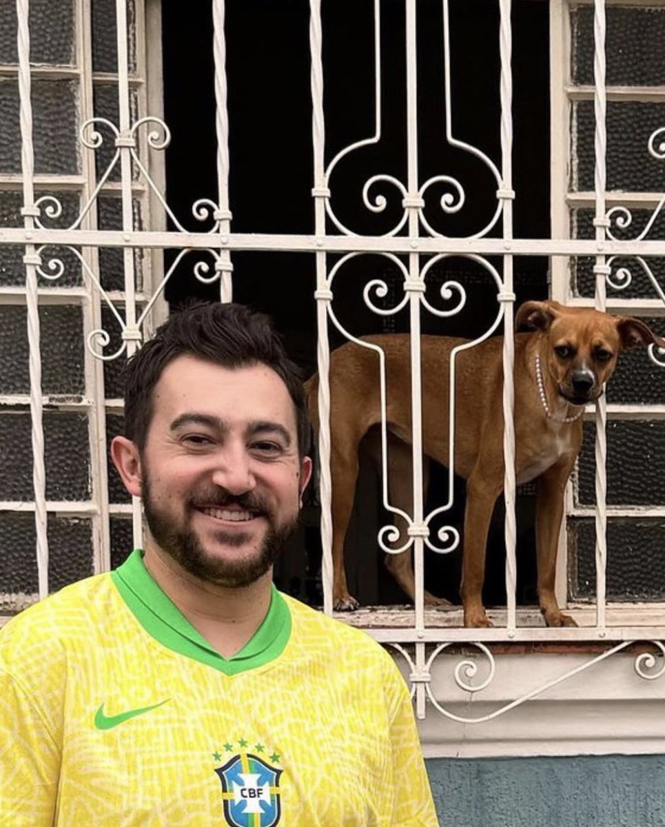 itimaliasof's tweet photo. Simplesmente Vincent Martella com um doguinho caramelo do brasil 🗣️ https://t.co/JV9IPG7AzR