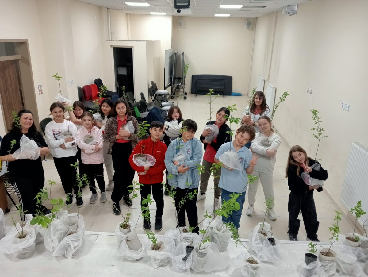 WWF/Doğa Öncüleri Projelerinden biri olan #HavadarBartın projemizin amacı Bartın Merkez'e kışın yaprağını dökmeyen (defne, selvi, fıstık çamı) 50.000 fidan dikmek. İlk fidanlarımız geldi, toprakla buluşmaya hazırlar. #HendekyanıOrtaokulu