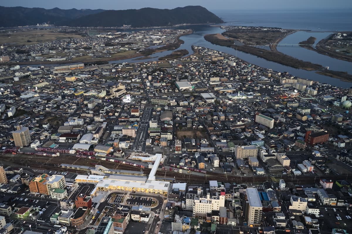 BotKenchiku's tweet photo. 「延岡駅周辺整備プロジェクト」／乾久美子建築設計事務所 https://t.co/cKs7GLECbQ
