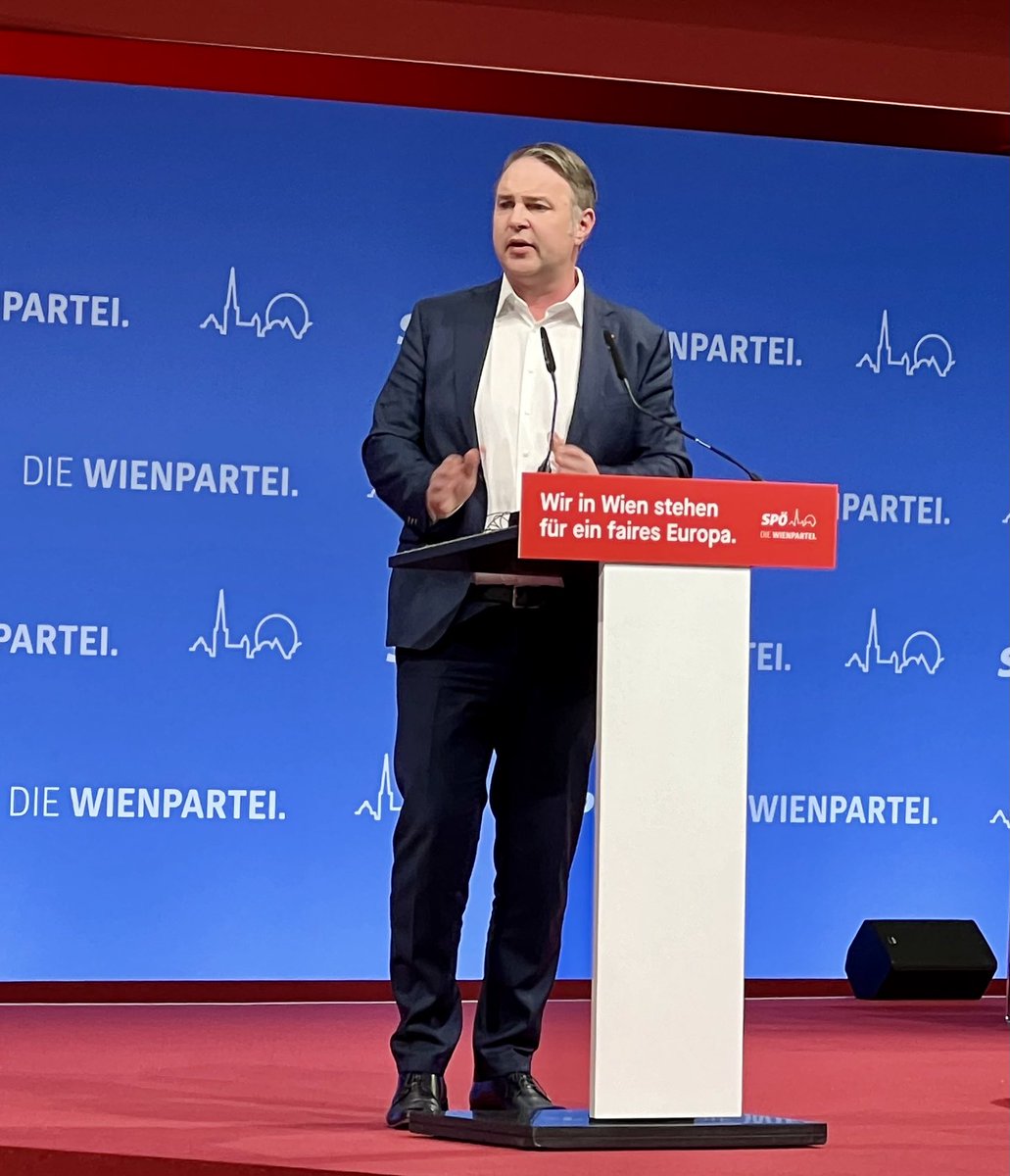 Andi Babler rockt den Parteitag der Wiener SPÖ! Fulminante Rede. Standing Ovations in Serie. Die SPÖ ist in der breiten Mitte der Gesellschaft angekommen, sagt Babler. Wir gewinnen Wahlen, wir werden stark — wir sind zurück mit Stolz und Würde. Wir werden die NR-Wahl gewinnen!