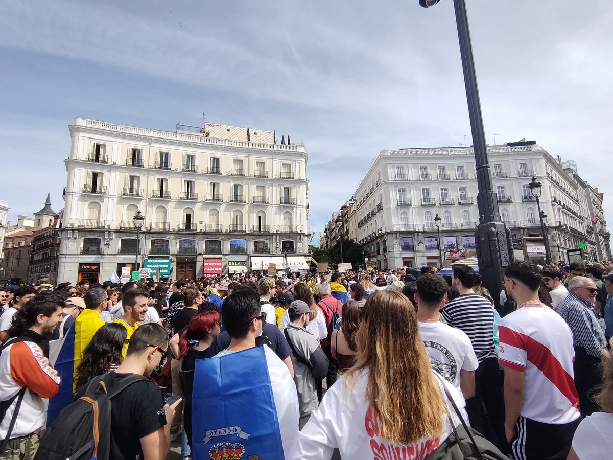 josemm1991's tweet photo. Desde Madrid. Por mis amigos, por su futuro. Por el futuro de toda una comunidad. 922/928 #20ACanarias #CanariasTieneUnLimite https://t.co/eFBn3XQC8h