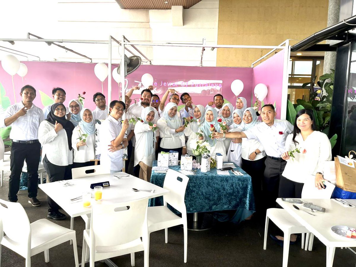 Hanifah_Abd's tweet photo. Setelah 8 bulan, baru rasa kuat utk share gambar farewell dengan team hebat Bah Pengurusan Projek JKR WP Putrajaya. We are not a team because we work together, but we are a team because we respect, trust and care for each other.

#BPP https://t.co/vkQJyQinn1