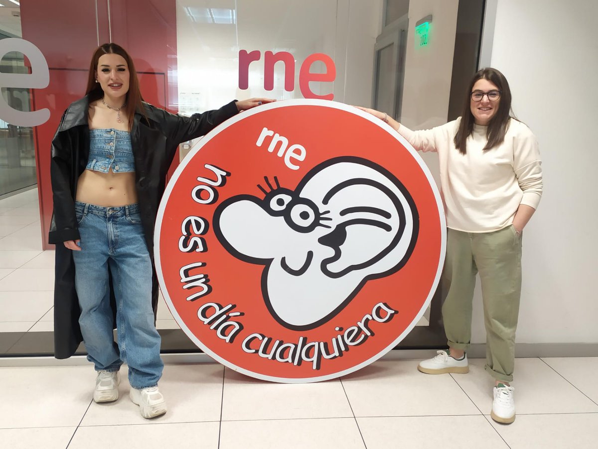 Ellas son las hermanas Olaia y Sabela Maneiro Argibay. Junto a Aida Tarrío forman Tanxugueiras. Estas jóvenes talentosas han logrado reunir a 9000 personas en el Coliseum de A Coruña, las únicas artistas que cantando en gallego han logrado ese hito.