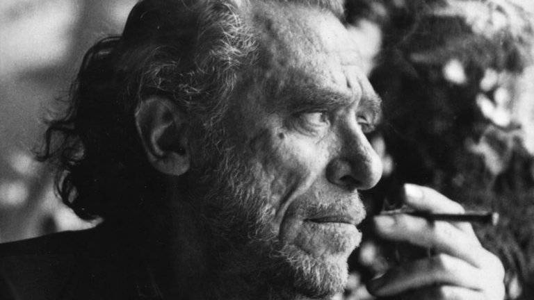 5. Charles Bukowski dijo una vez: 'La tristeza es causada por la inteligencia. Cuanto más entiendes ciertas cosas, más desearías no entenderlas'.