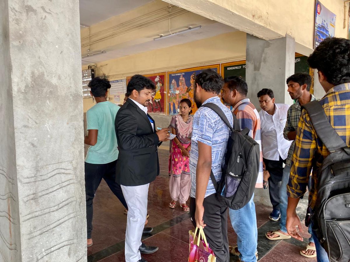 drmvijayawada's tweet photo. Crowd management at #Eluru Railway Station 

Vijayawada Division had deployed staff at all Entry/ Exit points , Trains, Booking/ Reservation Counters to monitor the summer rush  
#RushHandling #SummerSpecial #IndianRailways 

@SCRailwayIndia 
@RailMinIndia https://t.co/0KujOJjNWW