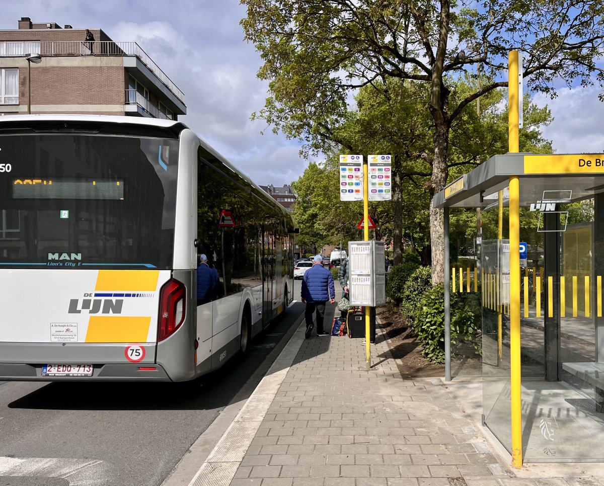wflorizoone's tweet photo. Een voorstel dat ik in 2019 deed werd afgelopen week (eindelijk) gerealiseerd: nieuwe bushokjes met led-verlichting, zonnepaneel én groendak inclusief heldere, leesbare communicatie en dit samen met een toegankelijk, verhoogd halteperron voor minder mobiele reizigers. #Leuven https://t.co/9jxTVzAyTM