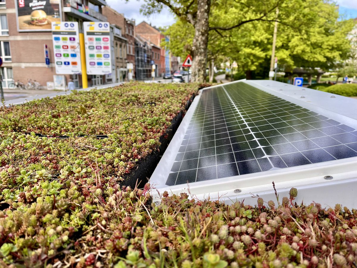 wflorizoone's tweet photo. Een voorstel dat ik in 2019 deed werd afgelopen week (eindelijk) gerealiseerd: nieuwe bushokjes met led-verlichting, zonnepaneel én groendak inclusief heldere, leesbare communicatie en dit samen met een toegankelijk, verhoogd halteperron voor minder mobiele reizigers. #Leuven https://t.co/9jxTVzAyTM