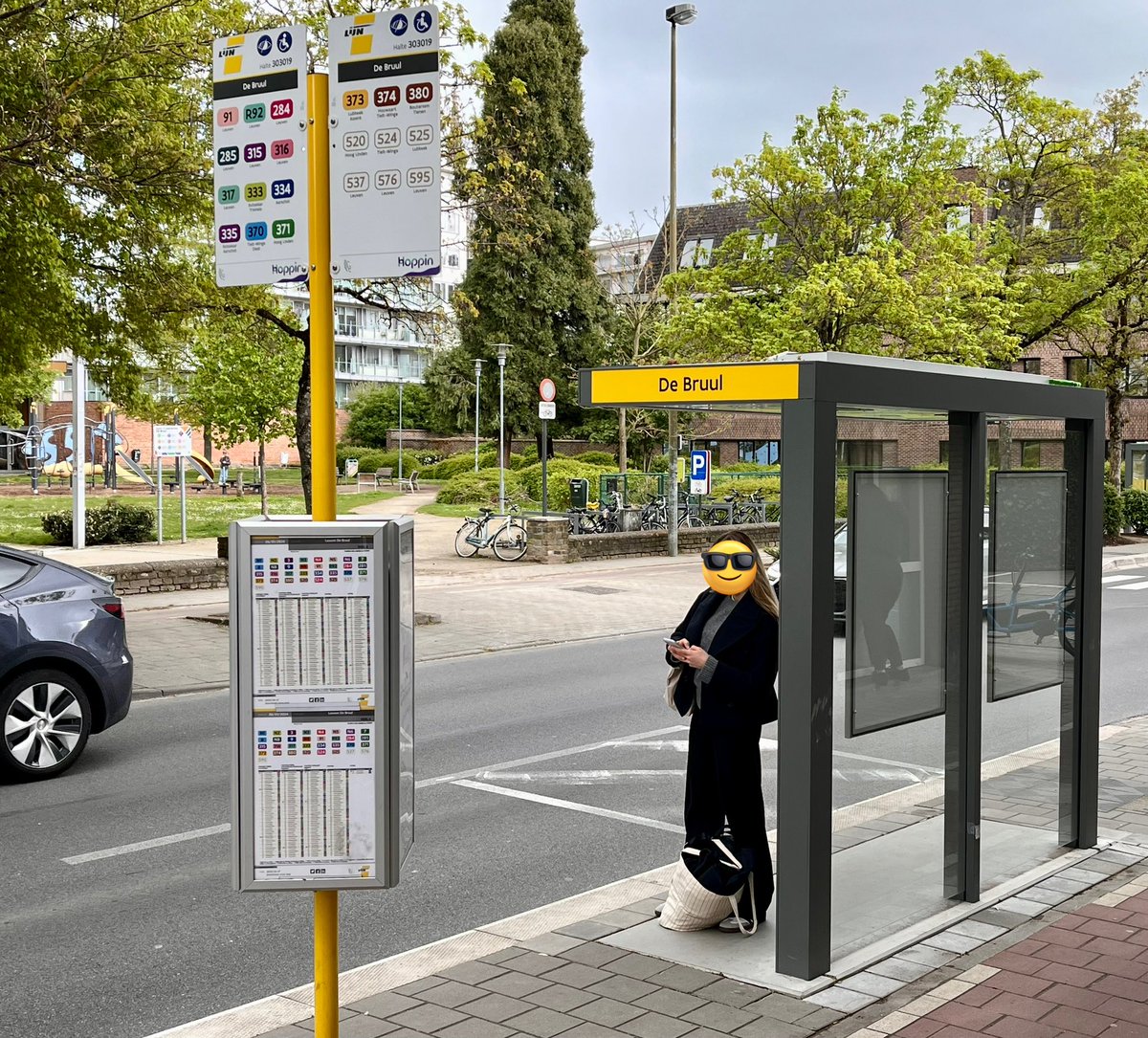 wflorizoone's tweet photo. Een voorstel dat ik in 2019 deed werd afgelopen week (eindelijk) gerealiseerd: nieuwe bushokjes met led-verlichting, zonnepaneel én groendak inclusief heldere, leesbare communicatie en dit samen met een toegankelijk, verhoogd halteperron voor minder mobiele reizigers. #Leuven https://t.co/9jxTVzAyTM