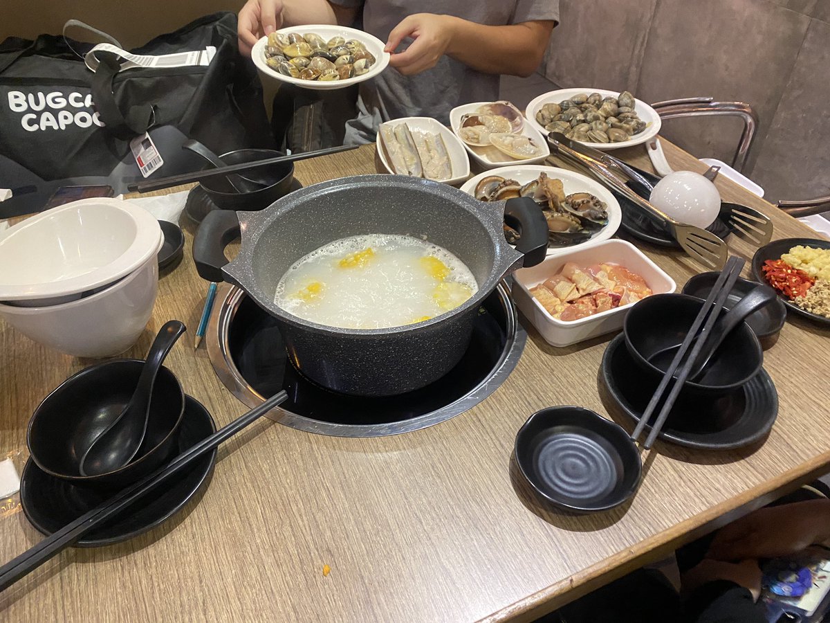 Ryuu_XIV's tweet photo. Welcome to HK 🥳
(Congee broth hot pot!)
@LyulphFFXIV 

Featuring @Will_ffxiv https://t.co/5vafQAOdBV