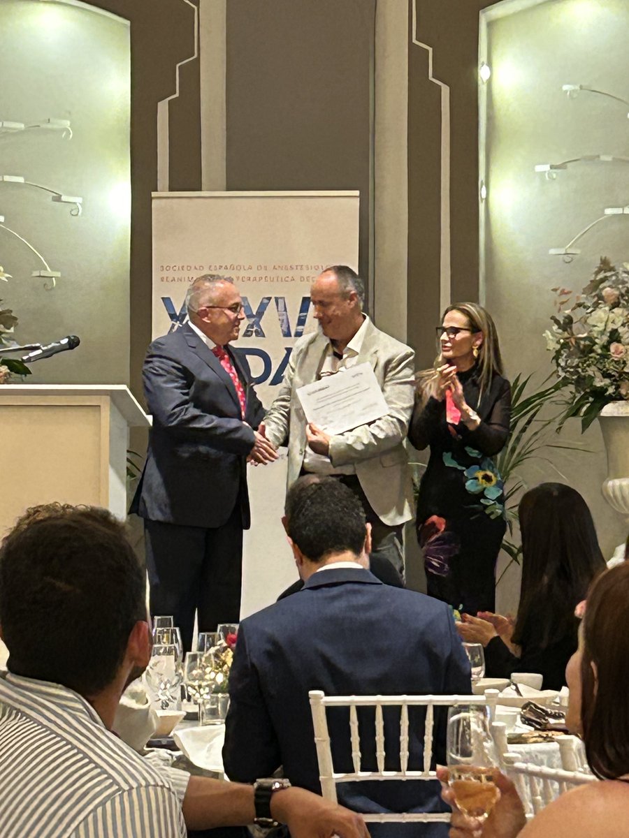 anestclinicbcn's tweet photo. El Dr. Sala recibe el Premio a la mejor comunicacion poster en el Congreso @sedar_es 2024 sobre abordaje subpectineo del nervio obturador guiado por ultrasonido. Enhorabuena Xavi!!
@anestclinicbcn @hospitalclinic @sedar_es #locorregional #premio #Sedar2024 #anestesia https://t.co/DClglrDj7O