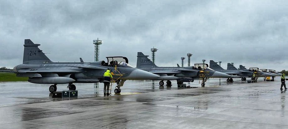 Gestern sind unsere Partner aus Schweden mit ihren Gripen Jets in Laage beim Taktischen Luftwaffengeschwader 73 „Steinhoff“ für gemeinsame Übungsflüge in der nächsten Woche gelandet. Välkommen och lycka till. @NATO @NATO_AIRCOM @ForsvarsdepSv
