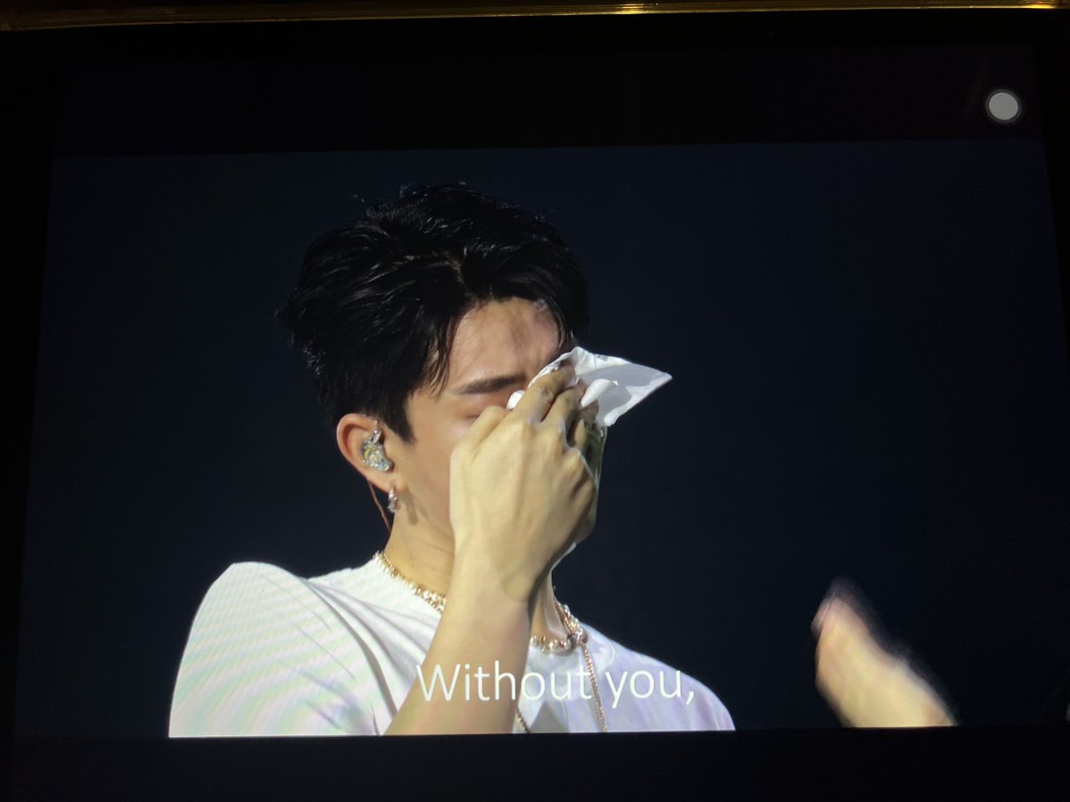 atpOjp08's tweet photo. Papii had been fighting the urge to cry since but broke down after thanking Gun 🥹🥹 Stay together my loves😭  #BABII247Concert https://t.co/JiobHwtpji