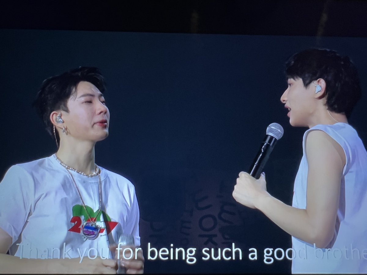 atpOjp08's tweet photo. Papii had been fighting the urge to cry since but broke down after thanking Gun 🥹🥹 Stay together my loves😭  #BABII247Concert https://t.co/JiobHwtpji