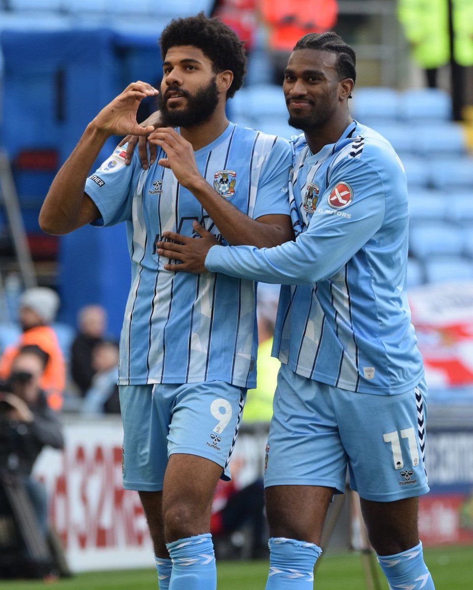 Ellis Simms (23) yupo on fire pale Coventry One of the best Strikers in Championship Remind me Viktor Gyökeres akiwa hapo msimu uliopita na kaliziba Pengo vyema kabisa English talent, Ellis ni Moja ya Products Bora za Everton youth Academy Sensational talent to watch 👏🏾