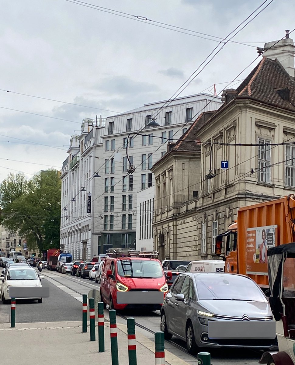 Gestern musste ich bedauerlicherweise den Rennweg hoch radeln. Der Autostau war vom 1. Bezirk bis oben zum Rennweg.

Trotz der kühlen Temperatur und dem Wind war die Luft so schlecht, dass ich husten musste.
Bin zu Fuß weiter.

Leider Kein Platz fürs Rad in der #Klimamusterstadt.