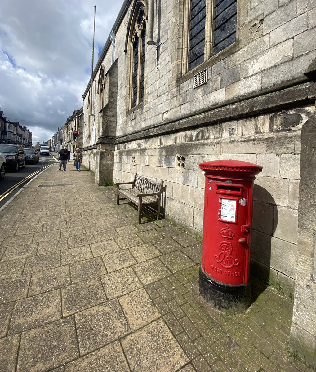 It doesn’t get more Dorset than this! 
Near Dorset Museum on Tuesday. A nice Edward VIII example, beautifully complemented by the stonework. 

#postboxsaturday @letterappsoc