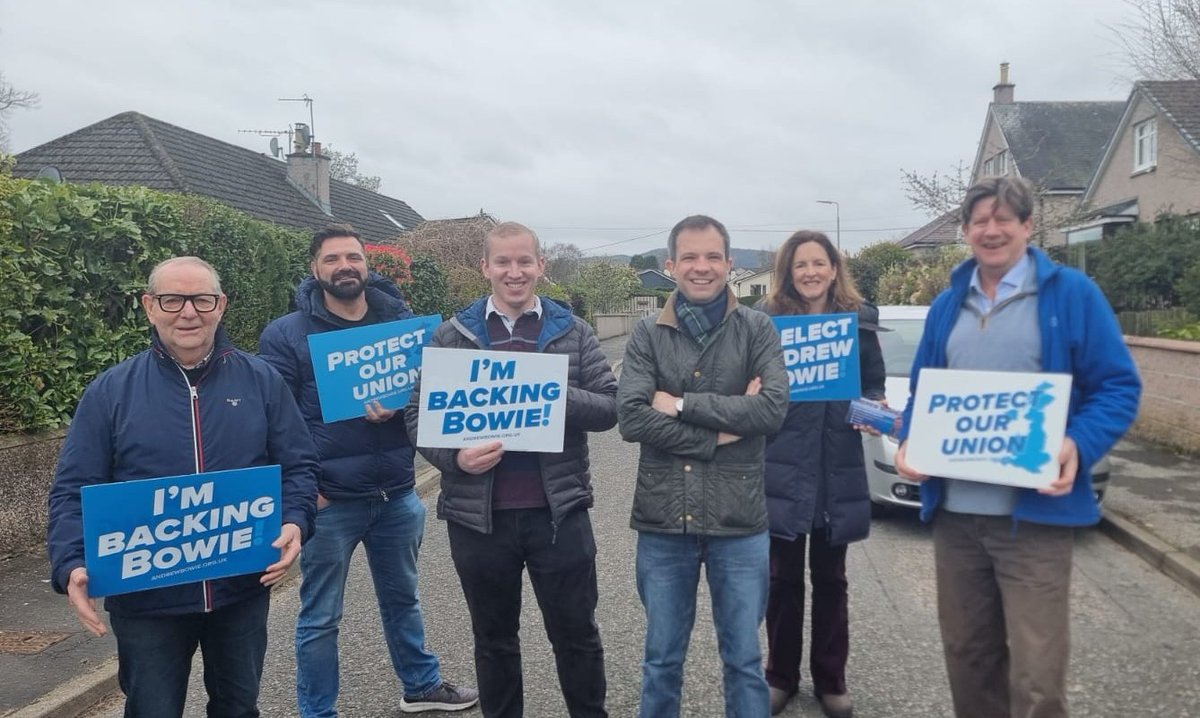 Out in Banchory this morning with great local @ScotTories MSP @AJABurnett, Deputy Provost Ron McKail and team! 💪🇬🇧 #WestAberdeenshireandKincardine