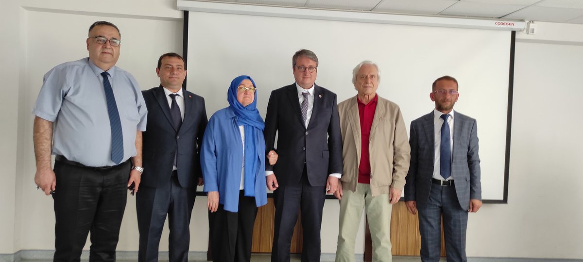 AtaturkOsmaneli's tweet photo. Atatürk Ortaokulu ve Osmaneli Halk Eğitimi Merkezi işbirliğiyle düzenlenen "Bir Okul Bin Hayat" projemiz başladı. "Mükemmel değil, iyi insan yetiştirmeyi hedefliyoruz." @sefikaygol @MustafaSamiAkyl @bilecikmem @osmanelimem @OsmaneliHEM  #BirOkulBinHayat #OsmaneliAtatürk https://t.co/NzAel7L43A