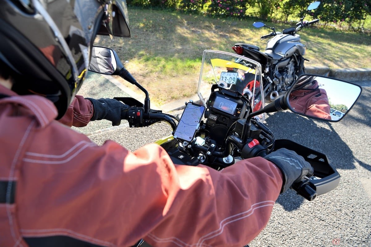 PutiMotor's tweet photo. ナビはOKだけど…バイクにスマホホルダーを取り付けちゃダメなの❓🤔

問題はありませんが、走行中にスマホを操作すると「携帯電話の使用等(保持)」とみなされ処罰の対象🏍️📱

走行中にスマホ画面に目を落としただけでも、道路交通法違反とみなされる可能性があります👀

https://t.co/volePVjgKo https://t.co/bRGB53Jj36