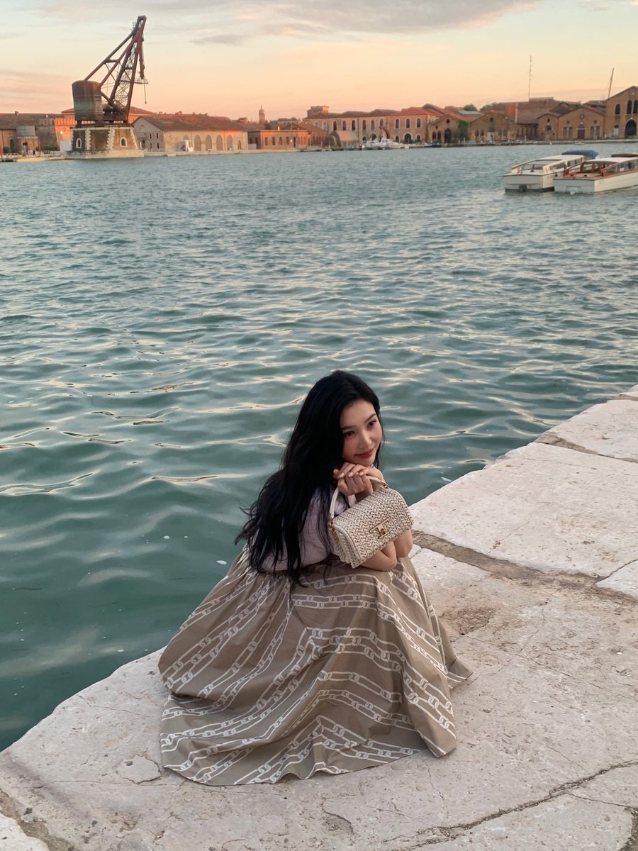 RVsmtown's tweet photo. @Tods
#TodsVenezia
#TodsHeritage
#BiennaleArte2024
#TheArtofCraftsmanship
#레드벨벳 #RedVelvet 
#조이 #JOY https://t.co/6y6F3UCZEH